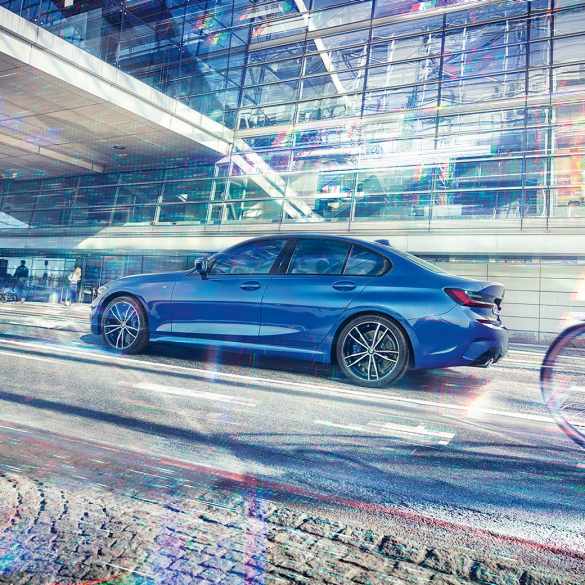 BMW serije 3 Limuzina, bočni prikaz. Stacionarni prikaz BMW-a serije 3 Limuzina s bočne strane tokom dana ispred staklene zgrade.