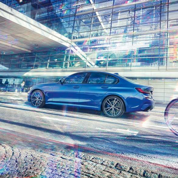 BMW serije 3 Limuzina, bočni prikaz. Stacionarni prikaz BMW-a serije 3 Limuzina s bočne strane tokom dana ispred staklene zgrade.