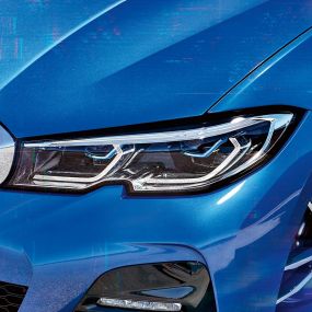 BMW serije 3 Limuzina, BMW Laserlight. Bočni detaljan prikaz desnih prednjih svjetala s BMW laserskim svjetlom.