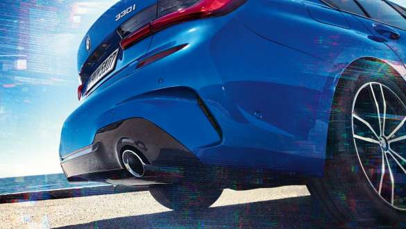 BMW serije 3 Limuzina (G20), M Sport diferencijal. Bočni prikaz stražnjeg dijela BMW serije 3 Limuzine (G20) odozdo.
