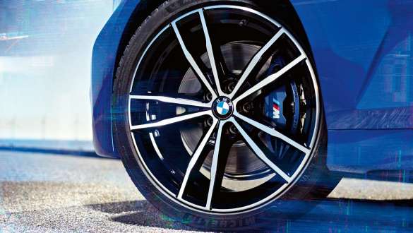 BMW serije 3 Limuzina (G20), M Sport kočnice. Detaljan prikaz kotača BMW serije 3 Limuzine (G20) s M Sport kočnicom.
