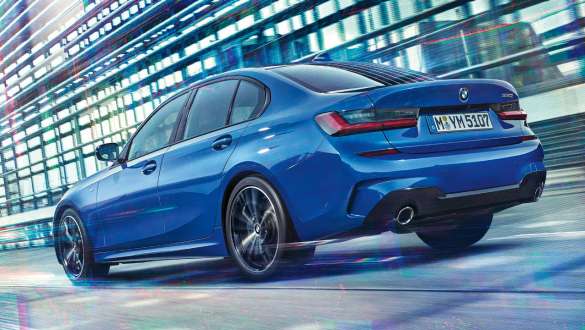 BMW serije 3 Limuzina (G20), adaptivni M ovjes. Tročetvrtinski stražnji prikaz u vožnji BMW-a serije 3 Limuzina (G20) s adaptivnim M ovjesom.