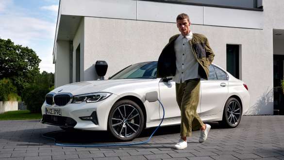 Plug-in hibrid BMW serije 3 Limuzina 2021 G20 tročetvrtinski prednji prikaz punjenje Plug-in hibrid BMW serije 3 Limuzina 2021 G20 tročetvrtinski prednji prikaz punjenje
