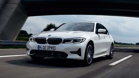 Plug-in hibrid BMW serije 3 Limuzina 2021 G20 tročetvrtinski prednji prikaz u vožnji Plug-in hibrid BMW serije 3 Limuzina 2021 G20 tročetvrtinski prednji prikaz u vožnji na cesti