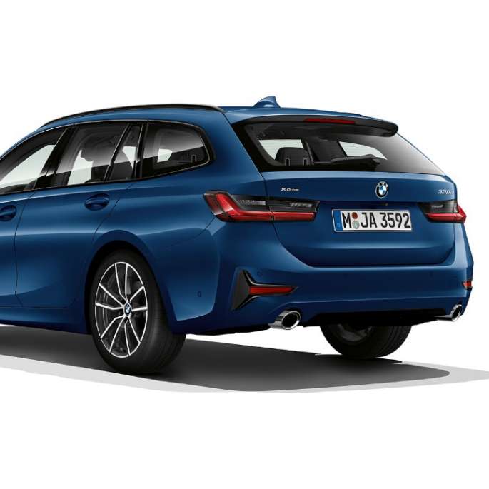 Tročetvrtinski prikaz stražnjeg kraja modela Sport Line BMW serije 3 Touring, tročetvrtinski prikaz stražnjeg kraja modela Sport Line