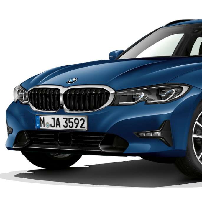 Tročetvrtinski prikaz prednjeg kraja modela Sport Line BMW serije 3 Touring, tročetvrtinski prikaz prednjeg kraja modela Sport Line