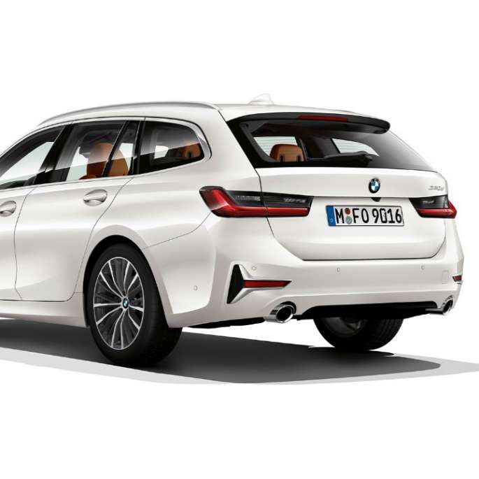Tročetvrtinski prikaz stražnjeg kraja modela Luxury Line BMW serije 3 Touring, tročetvrtinski prikaz stražnjeg kraja modela Luxury Line