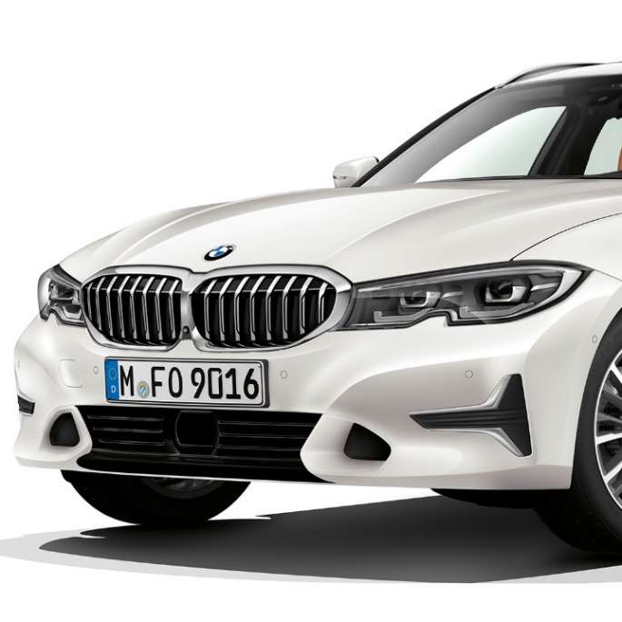 Tročetvrtinski prikaz prednjeg kraja modela Luxury Line BMW serije 3 Touring, tročetvrtinski prikaz prednjeg kraja modela Luxury Line