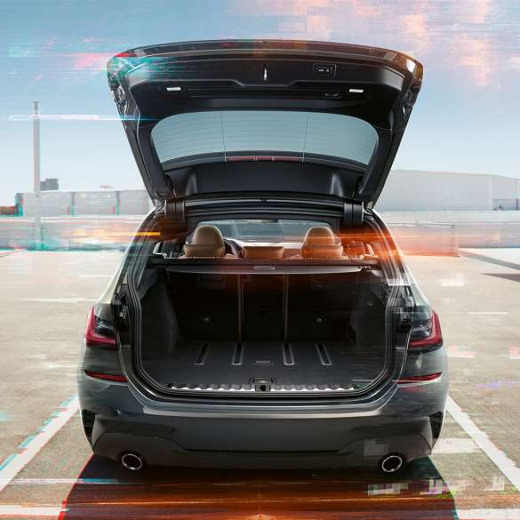 BMW serije 3 Touring, prikaz stražnjeg kraja s otvorenim prtljažnikom BMW serije 3 Touring, prikaz stražnjeg kraja s otvorenim prtljažnikom na parkiralištu u urbanom okruženju