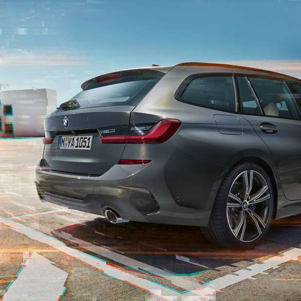 BMW serije 3 Touring, tročetvrtinski prikaz stražnjeg kraja na parkiralištu BMW serije 3 Touring, tročetvrtinski prikaz stražnjeg kraja na parkiralištu u urbanom okruženju