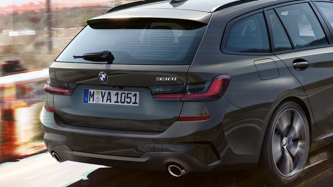 BMW serije 3 Touring, tročetvrtinski prikaz stražnjeg kraja BMW serije 3 Touring, tročetvrtinski prikaz stražnjeg kraja u vožnji na mostu ispred ruralne pozadine