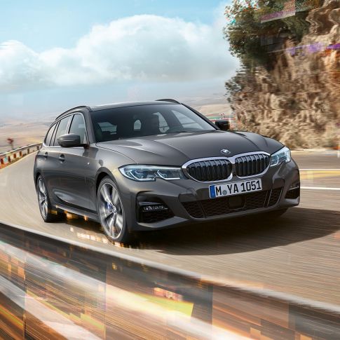 BMW serije 3 Touring, tročetvrtinski prikaz dizajna prednjeg kraja BMW serije 3 Touring, tročetvrtinski prikaz prednjeg kraja u vožnji na mostu ispred ruralne pozadine