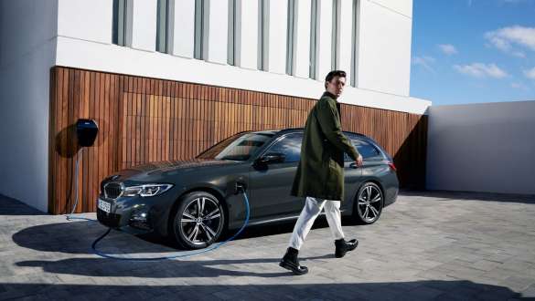 Plug-in hibrid BMW serije Touring 2021 G21, tročetvrtinski bočni pogled na BMW Wallbox Plug-in hibrid BMW serije Touring 2021 G21, tročetvrtinski bočni pogled na BMW Wallbox s modelom