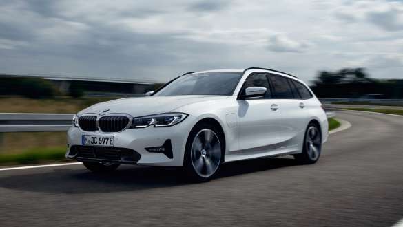 Plug-in hibrid BMW serije 3 Touring 2021 G21 tročetvrtinski pogled sprijeda u vožnji Plug-in hibrid BMW serije 3 Touring 2021 G21 tročetvrtinski pogled sprijeda u vožnji ulicom