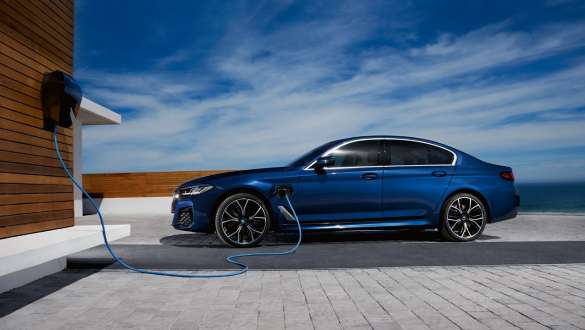 BMW serije 5 Limuzina plug-in hibrid 2021 G30 bočni prikaz BMW serije 5 Limuzina plug-in hibrid 2021 G30 bočni prikaz BMW Wallbox