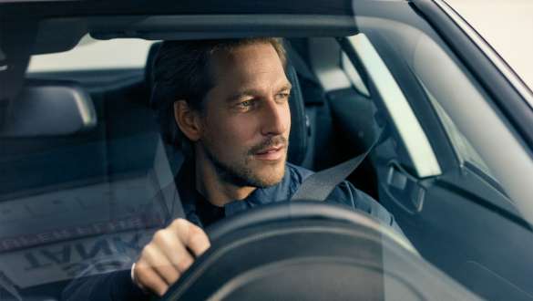 Muškarac u vožnji BMW serije 5 Touring G31 Muškarac u BMW-u za upravljačem s pogledom kroz vjetrobransko staklo BMW serije 5 Touring G31 Facelift 2020
