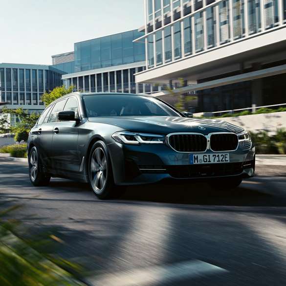 BMW serije 5 Touring vanjština BMW serije 5 Touring G31 Facelift 2020 Sophisto Grey tročetvrtinski prednji prikaz u vožnji