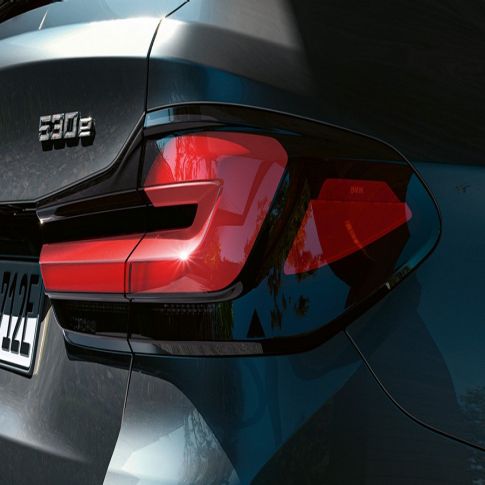 3D oblikovana stražnja svjetla BMW serije 5 Touring 3D oblikovana stražnja svjetla BMW serije 5 Touring G31 Facelift 2020 Sophisto Grey krupni plan straga