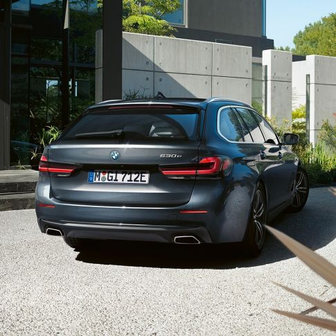 Donji dio stražnjeg odbojnika i slobodno oblikovane ispušne cijevi BMW serije 5 touring G31 Donji dio stražnjeg odbojnika i slobodno oblikovane ispušne cijevi BMW serije 5 Touring G31 Facelift 2020 Sophisto Grey krupni plan straga