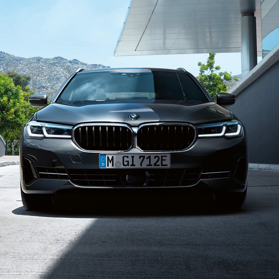 BMW rešetka bubrega i donji dio prednjeg odbojnika BMW 5 Touring G31 BMW rešetka bubrega i donji dio prednjeg odbojnika BMW serije 5 Touring G31 Facelift 2020 Sophisto Grey krupni plan sprijeda