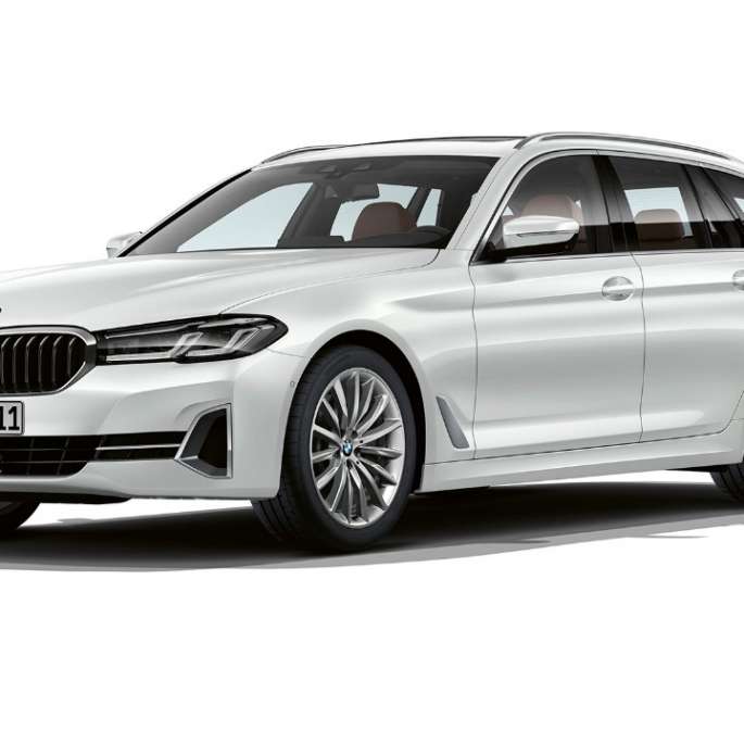 BMW serije 5 Touring G31 Luxury Line sprijeda BMW serije 5 Touring 530i G31 2020 Luxury Line Mineral White tročetvrtinski prednji prikaz
