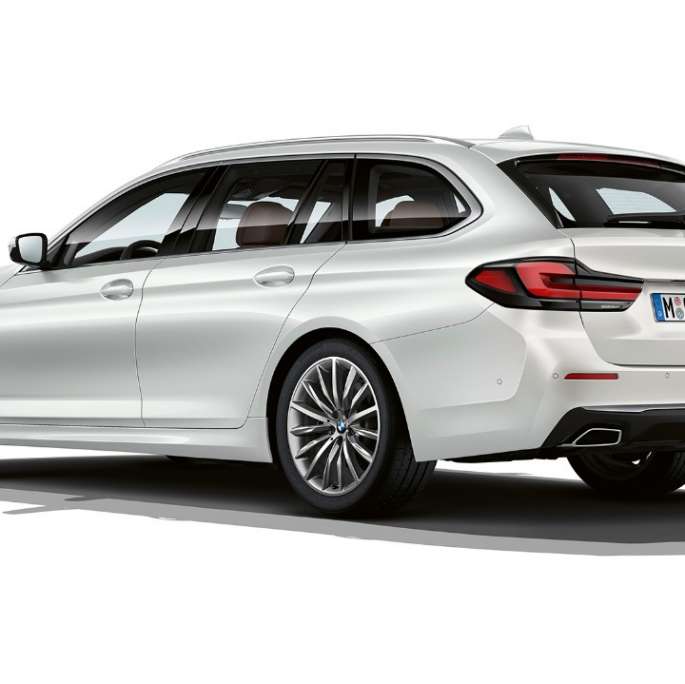 BMW serije 5 Touring G31 Luxury Line straga BMW serije 5 Touring 530i G31 2020 Luxury Line Mineral White tročetvrtinski prikaz straga