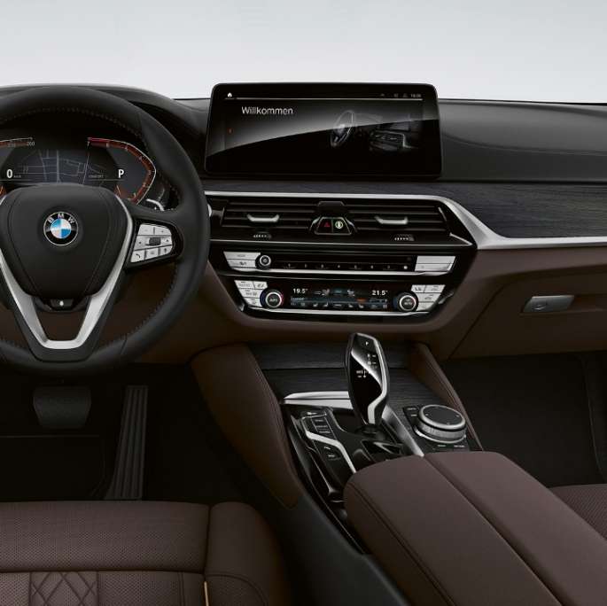 Kokpit BMW serije 5 Touring G31 Luxury Line Kokpit BMW serije 5 Touring 530i G31 2020 Luxury Line Exclusive koža ‘Nappa’ Mokka ekskluzivni prošivi s kontrastnim trakama unutrašnjost
