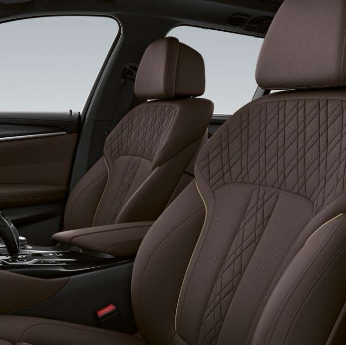 Presvlake BMW serije 5 Touring G31 Luxury Line Presvlake u ekskluzivnoj koži ‘Nappa’ Mokka ekskluzivni prošivi s kontrastnim trakama BMW serije 5 Touring 530i G31 2020 Luxury Line unutrašnjost