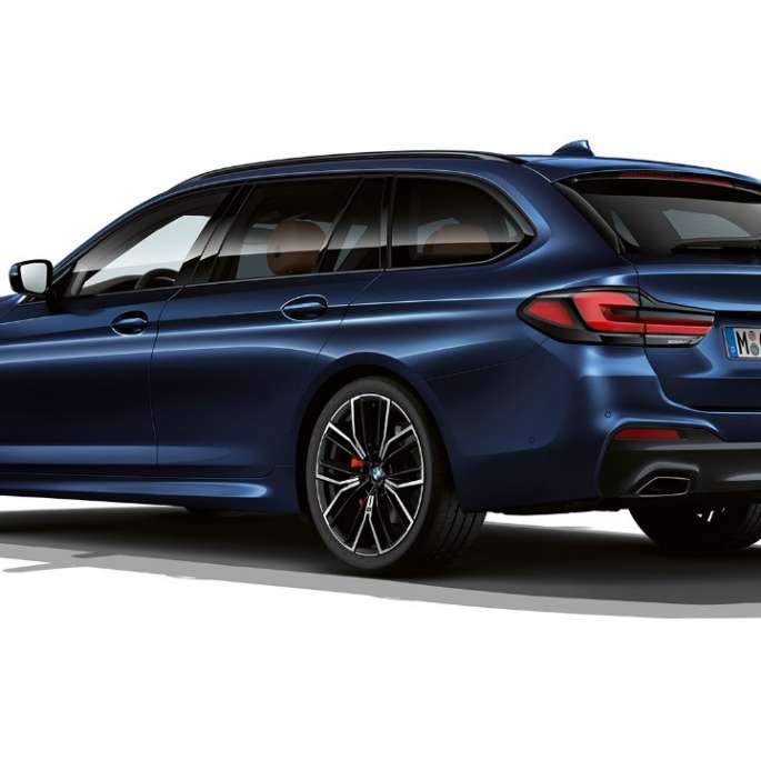 BMW serije 5 Touring G31 M Sport paket straga BMW serije 5 Touring 530e G31 2020 M Sport paket Tansanite Blue ll metalik tročetvrtinski stražnji prikaz