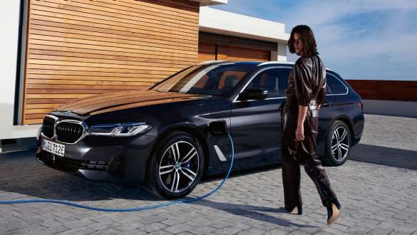 Plug-in hibrid BMW serije 5 Touring 2021 G31 tročetvrtinski pogled punjenje Plug-in hibrid BMW serije 5 Touring 2021 G31 tročetvrtinski pogled punjenje sa modelom