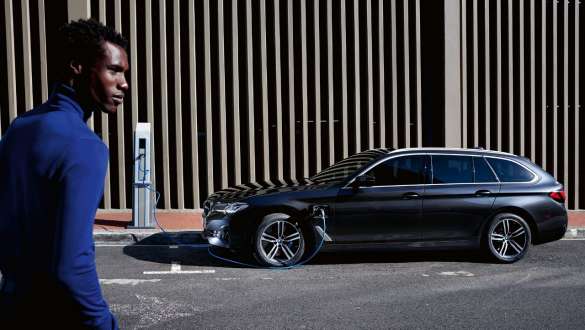 Plug-in hibrid BMW serije 5 Touring 2021 G31 pogled s boka punjenje Plug-in hibrid BMW serije 5 Touring 2021 G31 pogled s boka punjenje sa modelom