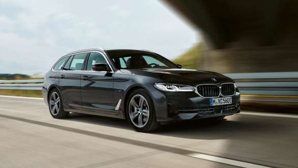 Plug-in hibrid BMW serije 5 Touring 2021 G31 tročetvrtinski pogled sprijeda Plug-in hibrid BMW serije 5 Touring 2021 G31 tročetvrtinski pogled sprijeda u vožnji ulicom
