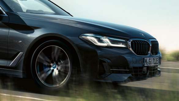 Integralno aktivno upravljanje BMW serije 5 Touring G31 LCI Integralno aktivno upravljanje BMW serije 5 Touring G31 Facelift 2020 tročetvrtinski prednji prikaz u vožnji