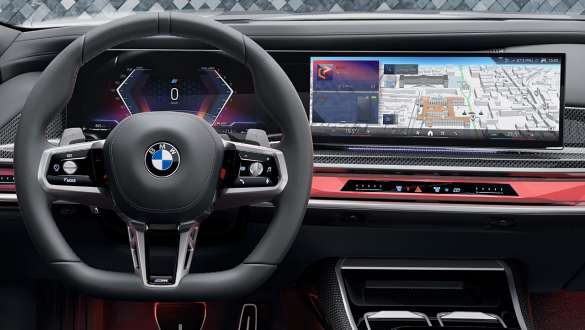 Vozač upravlja središnjim zaslonom u BMW-u Vozač upravlja središnjim zaslonom u BMW-u putem funkcije na dodir