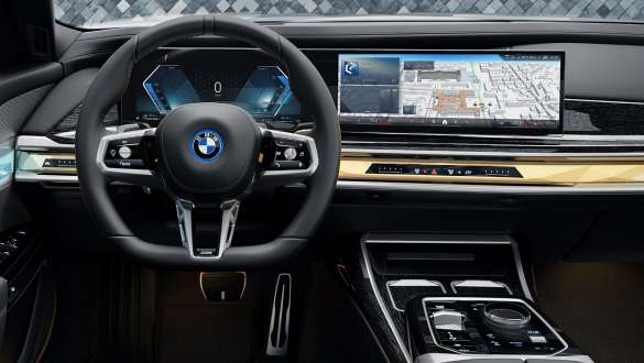 Središnja konzola BMW serije 7 Limuzina G70 PHEV 750e xDrive BMW serije 7 Limuzina G70 PHEV 750e xDrive pogled u unutrašnjost središnja konzola sa staklenom aplikacijom CraftedClarity krupni plan