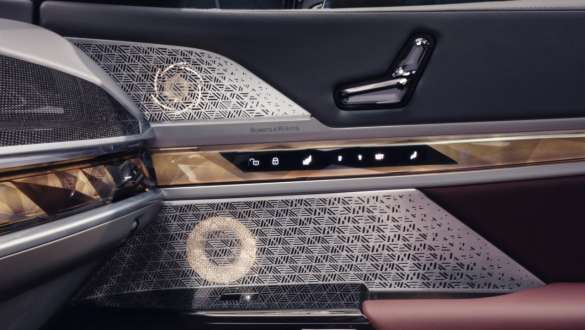 Bowers & Wilkins Diamond Surround Sound System na vratima suvozača BMW serije 7 Limuzina G70 ICE 740i M sport paket BMW serije 7 Limuzina G70 ICE 740i M sport paket Bowers & Wilkins Diamond Surround Sound System na vratima suvozača krupni plan
