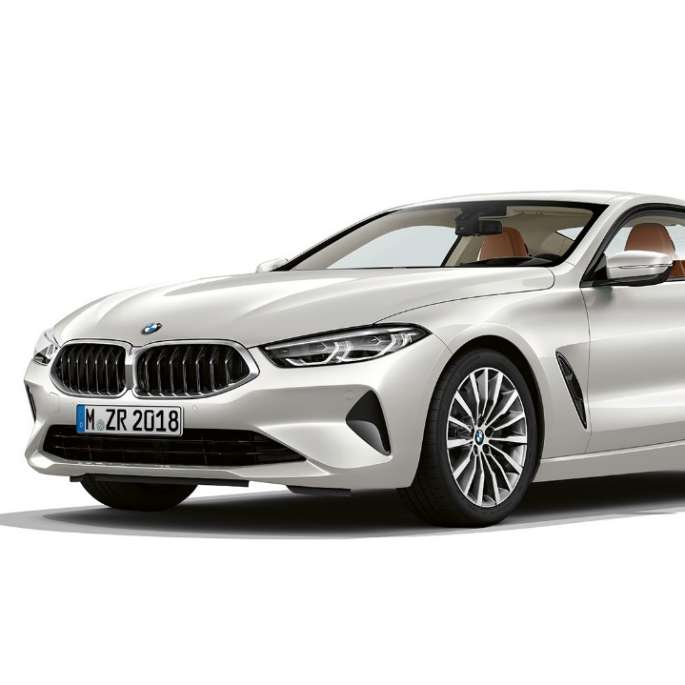 BMW serije 8 Coupé, tročetvrtinski prikaz prednjeg kraja. BMW serije 8 Coupé, Mineral White metalik boja, tročetvrtinski prikaz prednjeg kraja
