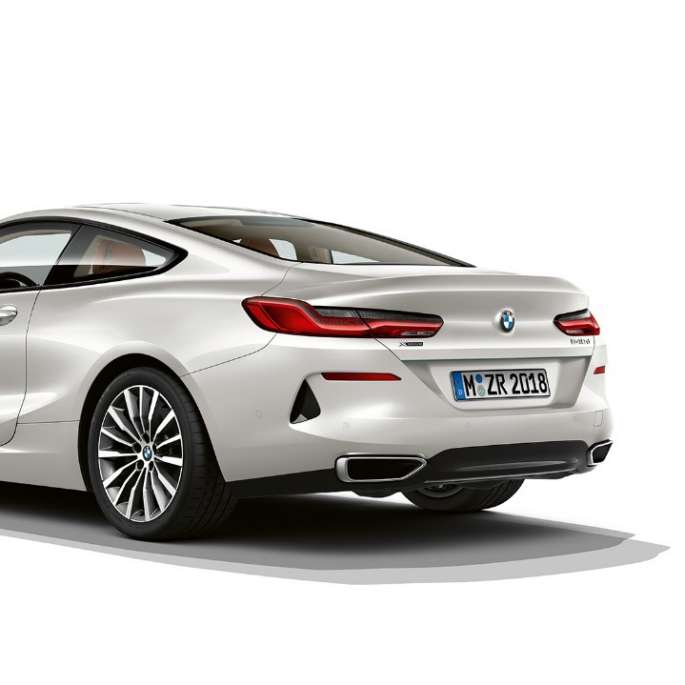 BMW serije 8 Coupé, tročetvrtinski prikaz stražnjeg kraja. BMW serije 8 Coupé, Mineral White metalik boja, tročetvrtinski prikaz stražnjeg kraja.