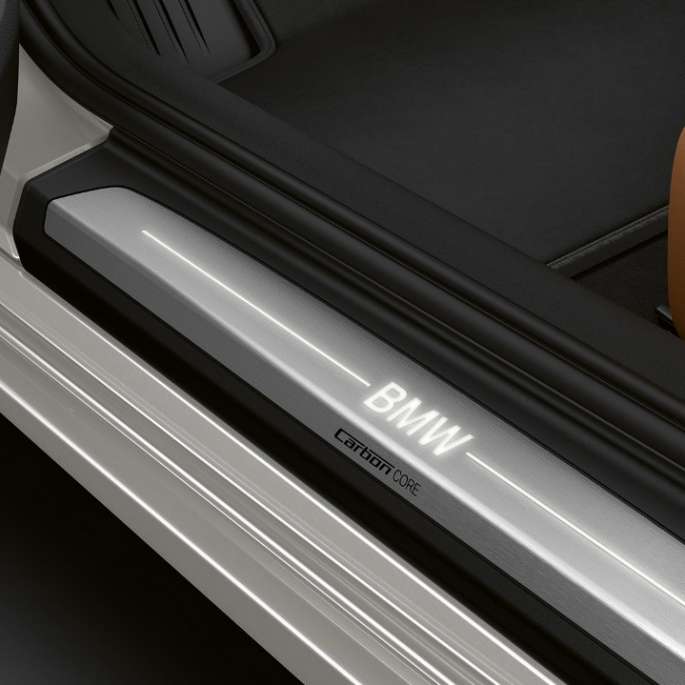 BMW serije 8 Coupé, bočni pragovi. BMW serije 8 Coupé, bočni pragovi s osvjetljenom BMW oznakom.