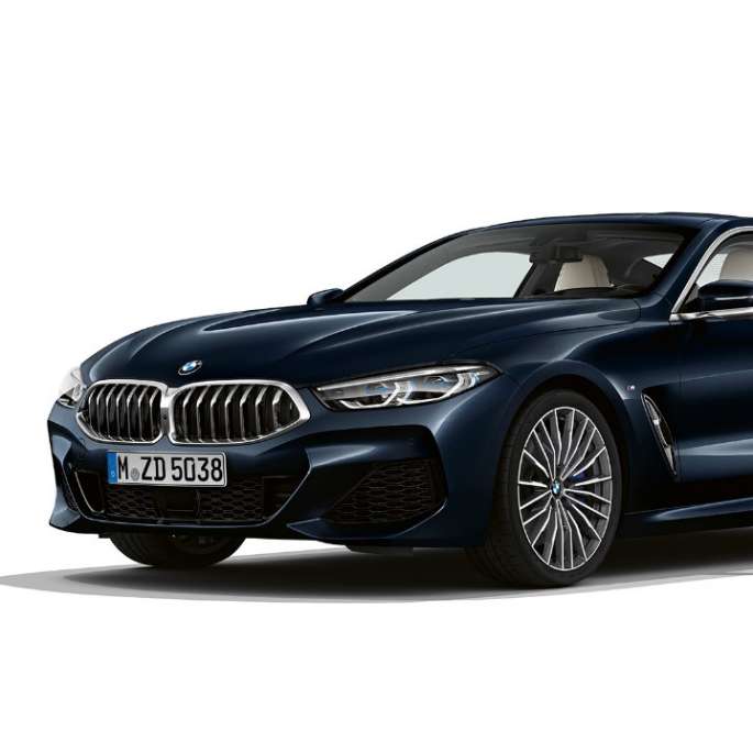 BMW serije 8 Coupé, tročetvrtinski prikaz prednjeg kraja. BMW serije 8 Coupé, Carbon Black metalik boja, tročetvrtinski prikaz prednjeg kraja