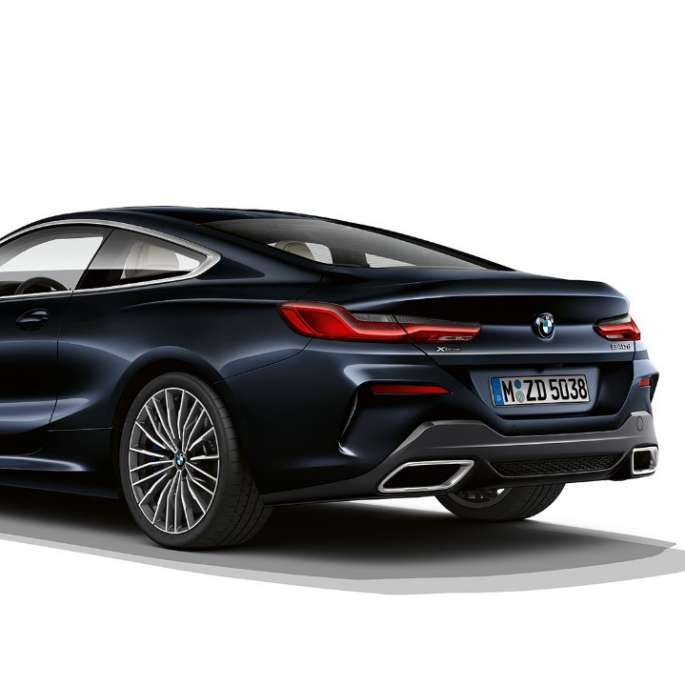 BMW serije 8 Coupé, tročetvrtinski prikaz stražnjeg kraja. BMW serije 8 Coupé, Carbon Black metalik boja, tročetvrtinski prikaz stražnjeg kraja.