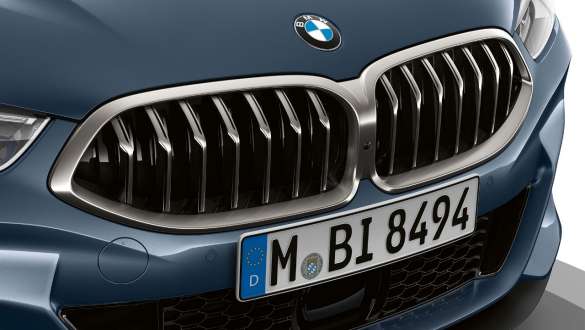 rešetke maske i Air Breather. BMW serije 8 Coupé, fokus na prednji kraj, rešetke maske i Air Breather.