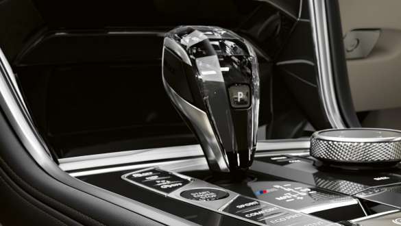 CraftedClarity staklena aplikacija. BMW serije 8 Gran Coupé, ručica mjenjača, CraftedClarity staklena aplikacija.