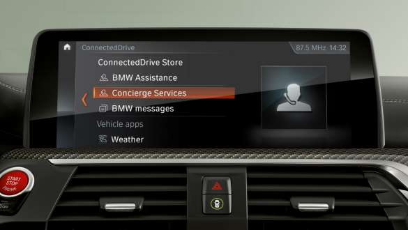 Remote Software Upgrade. BMW serije 8 Coupé, kontrolni zaslon s opcijom Remote Software Upgrade.
