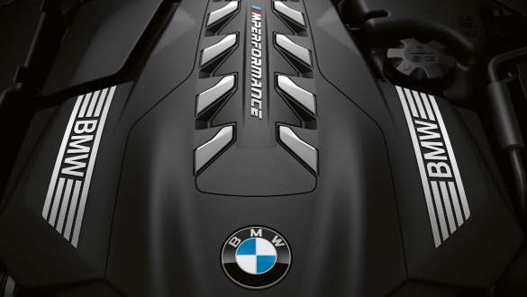 BMW TwinPower Turbo osmerocilindarski benzinski motor. BMW serije 8 Coupé, pogled iz zraka, BMW TwinPower Turbo osmerocilindarski benzinski motor.