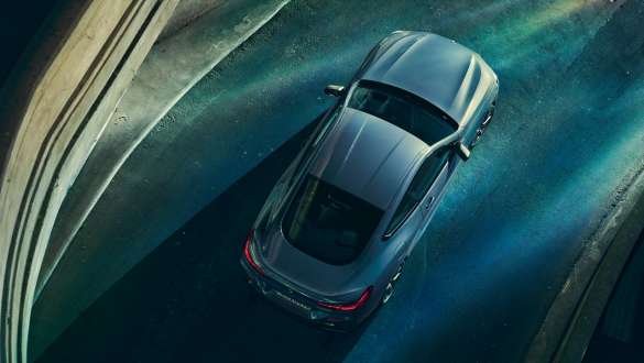 Integral Active Steering. BMW serije 8 Coupé, prizor u vožnji iz ptičje perspektive, Integral Active Steering.