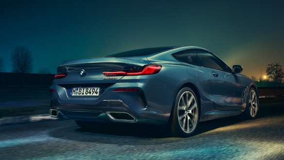 Cijevi ispušnog sustava i stražnji kotači. BMW serije 8 Coupé, prikaz stražnjeg kraja s tla, cijevi ispušnog sustava i stražnji kotači.