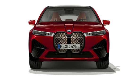BMW iX električni SUV pogled sprijeda BMW iX električni SUV Aventurin Red i20 pogled sprijeda