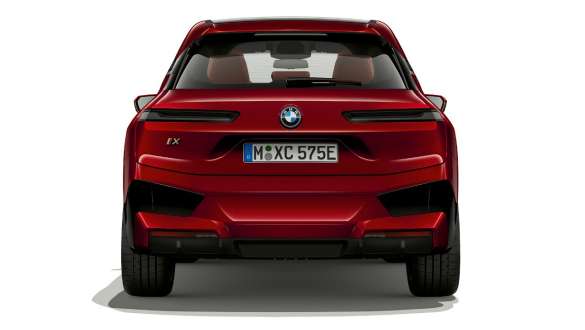 BMW iX električni SUV pogled straga BMW iX električni SUV Aventurin Red i20 pogled straga