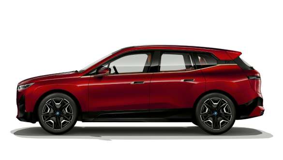 BMW iX električni SUV pogled s boka BMW iX električni SUV Aventurin Red i20 pogled s boka